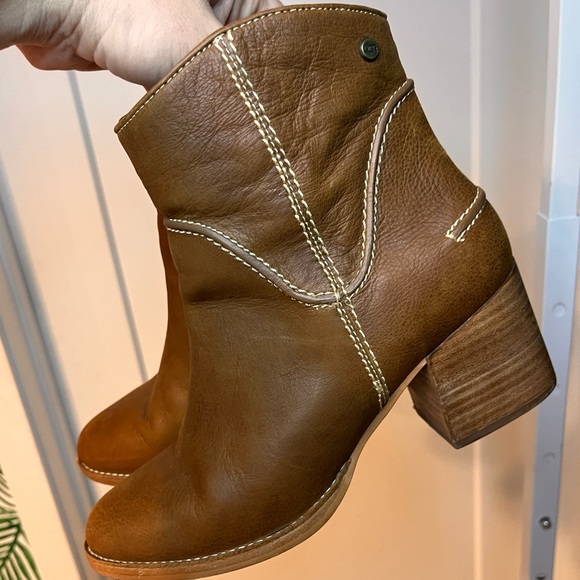 UGG Women’s Brown Leather Annie Boot Size 9 - Picture 5 of 11